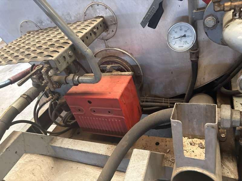 Mercedes 410 A EMULSION + TREMI GRAVILLON - Asphalt distributor: picture 5 Mercedes 410 A EMULSION + TREMI GRAVILLON - Asphalt distributor: picture 5