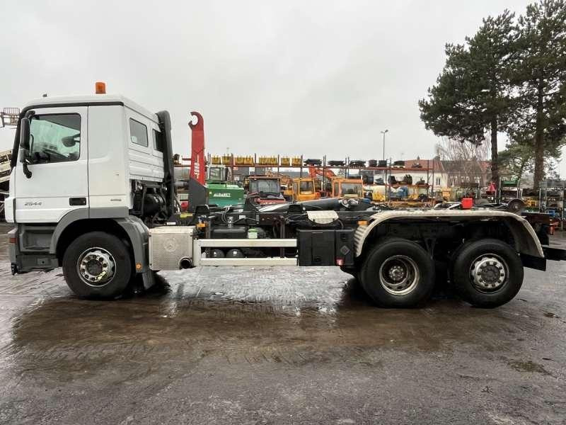 Mercedes ACTROS 2544 - Hook lift truck: picture 4 Mercedes ACTROS 2544 - Hook lift truck: picture 4