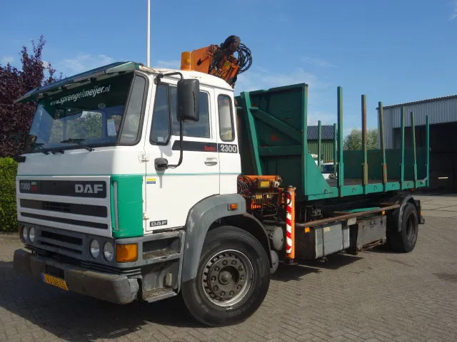 DAF 2300 TURBO HAAKSYSTEEMENPALFINKER KRAAN 9 TON - Crane truck: picture 2 DAF 2300 TURBO HAAKSYSTEEMENPALFINKER KRAAN 9 TON - Crane truck: picture 2