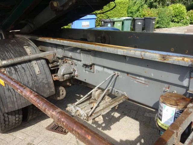 DAF 2300 TURBO HAAKSYSTEEMENPALFINKER KRAAN 9 TON - Crane truck: picture 5 DAF 2300 TURBO HAAKSYSTEEMENPALFINKER KRAAN 9 TON - Crane truck: picture 5