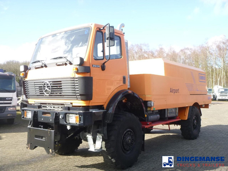 Mercedes-Benz SK 2031 4x4x4 Schmidt CJS9 airport sweeper snow plough - Snow removal vehicle: picture 4 Mercedes-Benz SK 2031 4x4x4 Schmidt CJS9 airport sweeper snow plough - Snow removal vehicle: picture 4