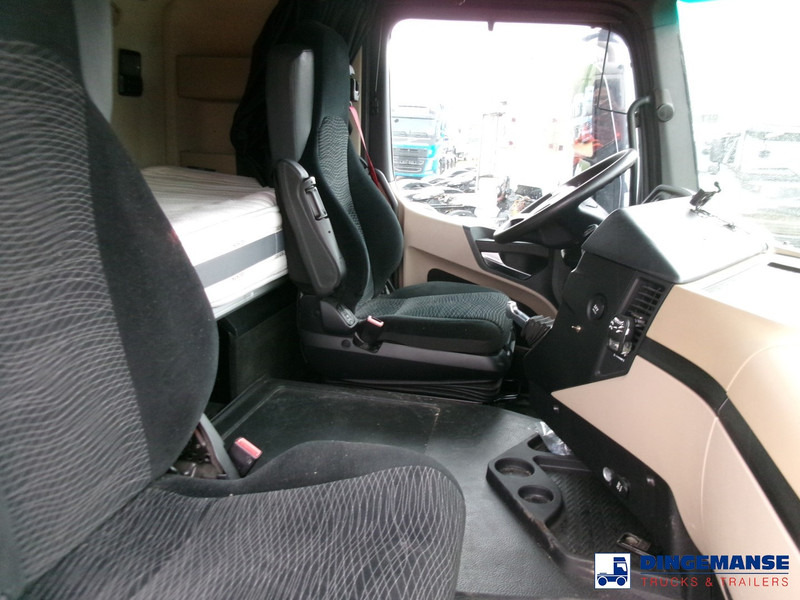 Interior photo 1: Tractor unit Mercedes-Benz Actros 1843 4x2 Euro 6 + ADR