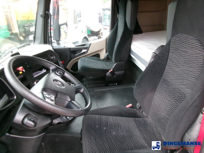 Interior photo 2: Tractor unit Mercedes-Benz Actros 1843 4x2 Euro 6 + ADR
