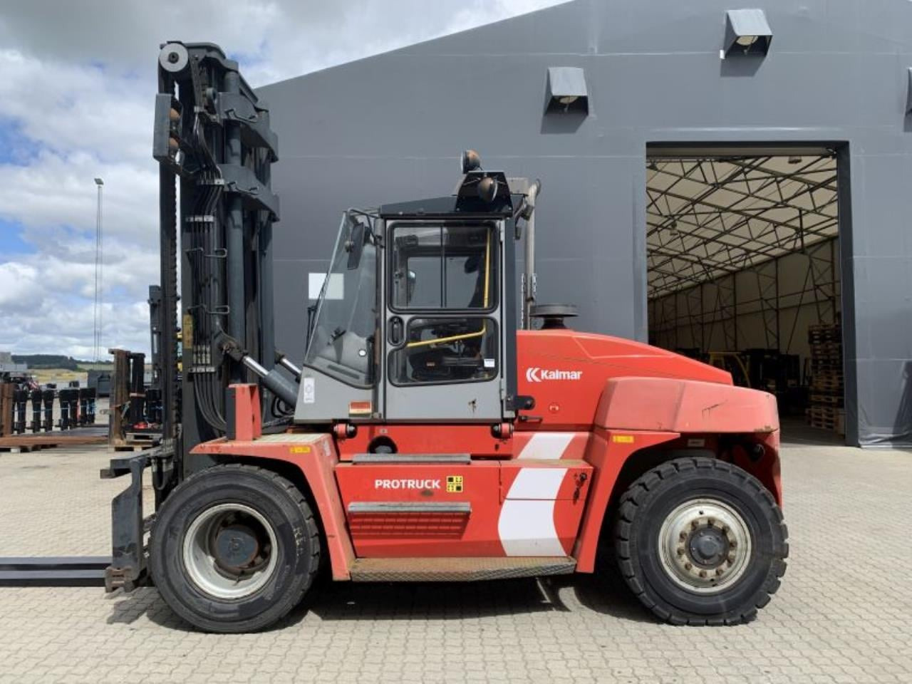 Kalmar DCE100-6 - Diesel forklift: picture 1 Kalmar DCE100-6 - Diesel forklift: picture 1