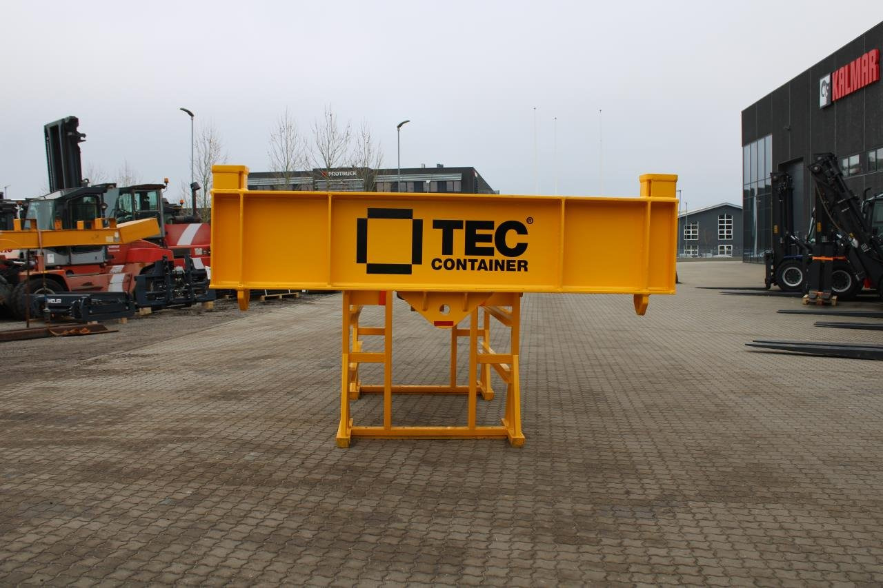 Tec Container 20" WITH DOUBLE-HOOK - Port equipment: picture 2 Tec Container 20" WITH DOUBLE-HOOK - Port equipment: picture 2