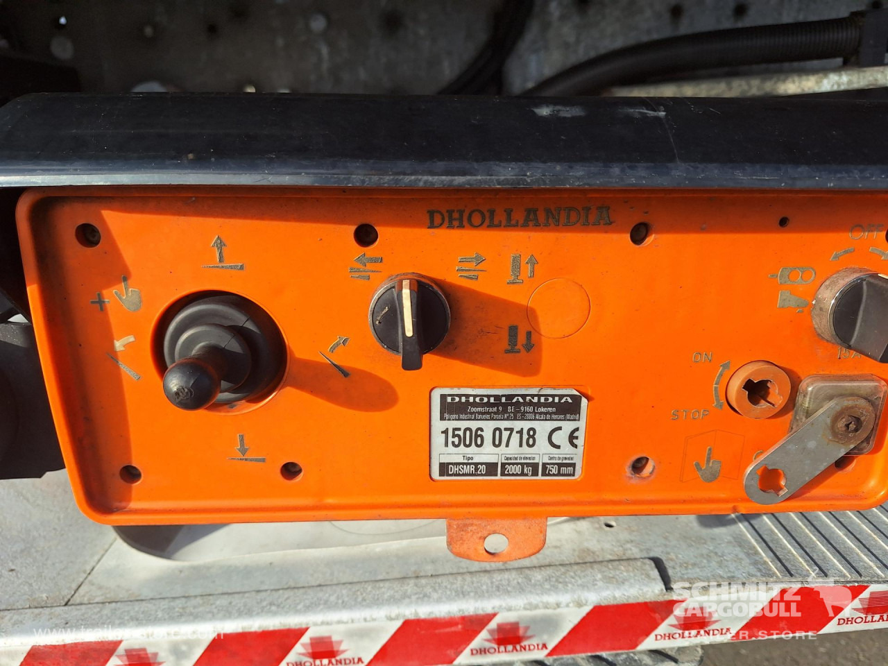 SCHMITZ Curtainsider Standard Taillift - Curtainsider semi-trailer: picture 2 SCHMITZ Curtainsider Standard Taillift - Curtainsider semi-trailer: picture 2