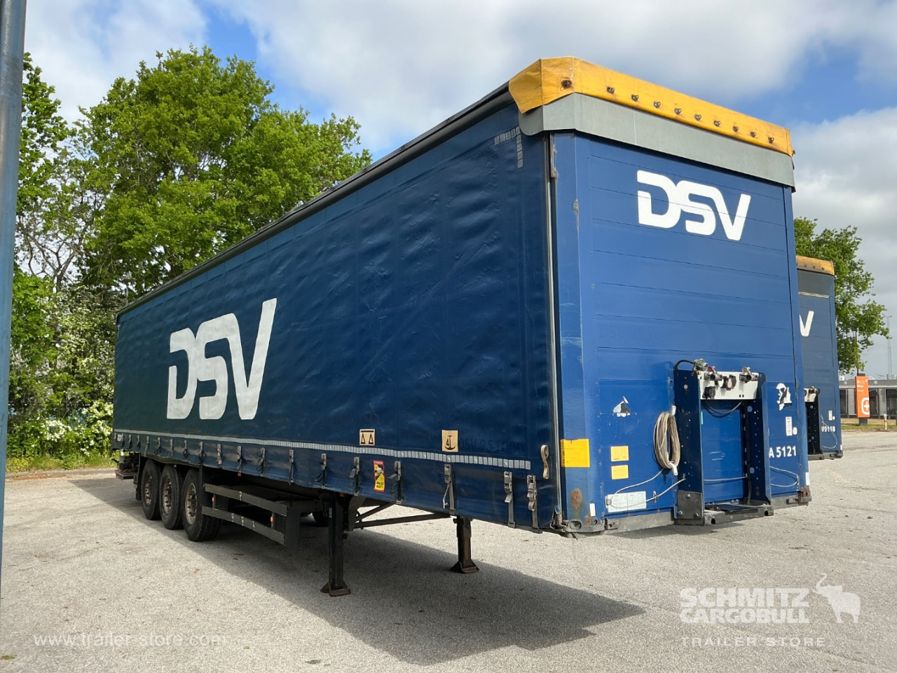 SCHMITZ Curtainsider Standard Taillift - Curtainsider semi-trailer: picture 1 SCHMITZ Curtainsider Standard Taillift - Curtainsider semi-trailer: picture 1