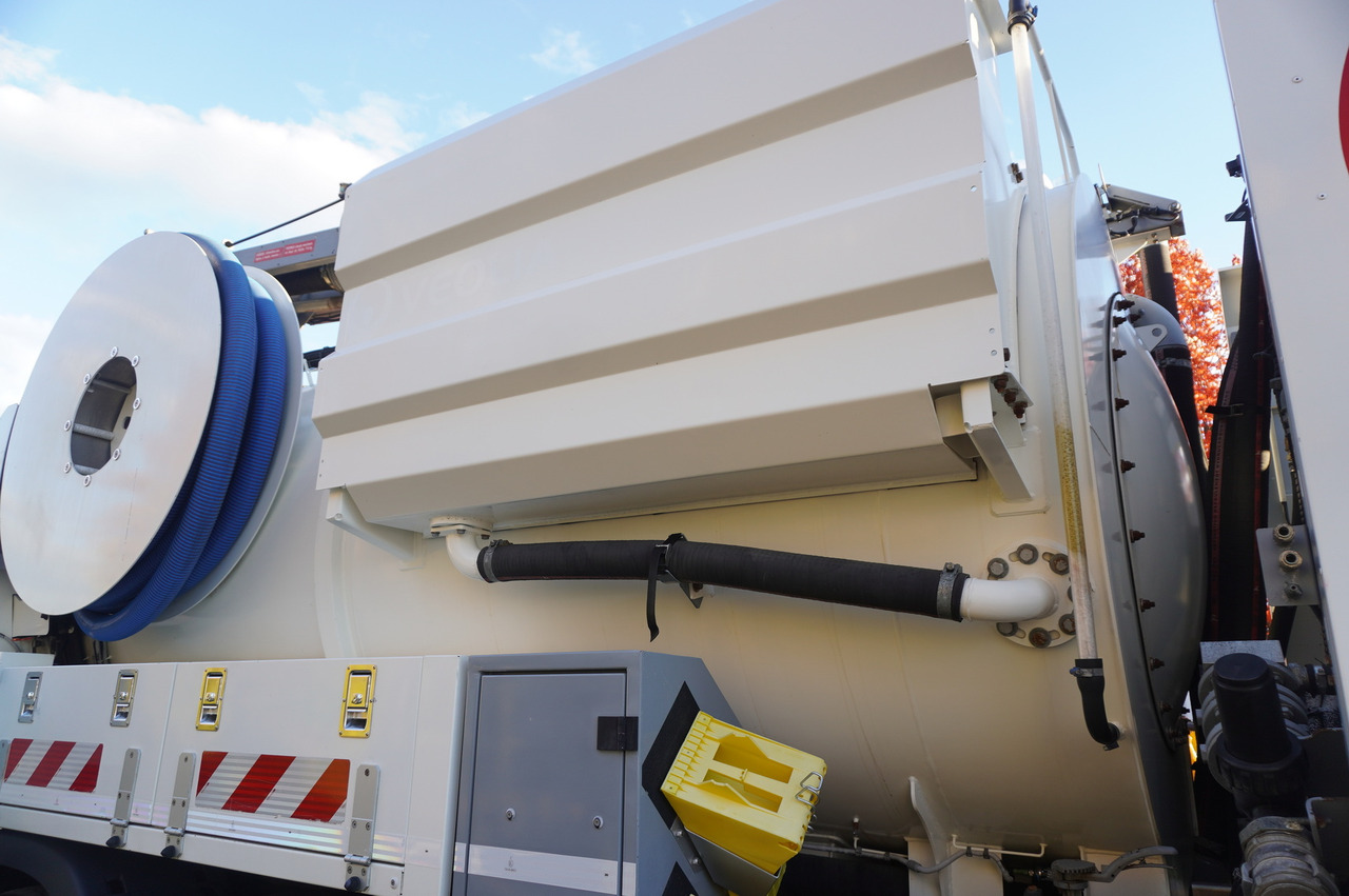 Vacuum truck MAN TGM 26.340 E6 / RIVARD sewage cleaner 11.8 m3 / 170 tho. km / steered axle: picture 13 Vacuum truck MAN TGM 26.340 E6 / RIVARD sewage cleaner 11.8 m3 / 170 tho. km / steered axle: picture 13