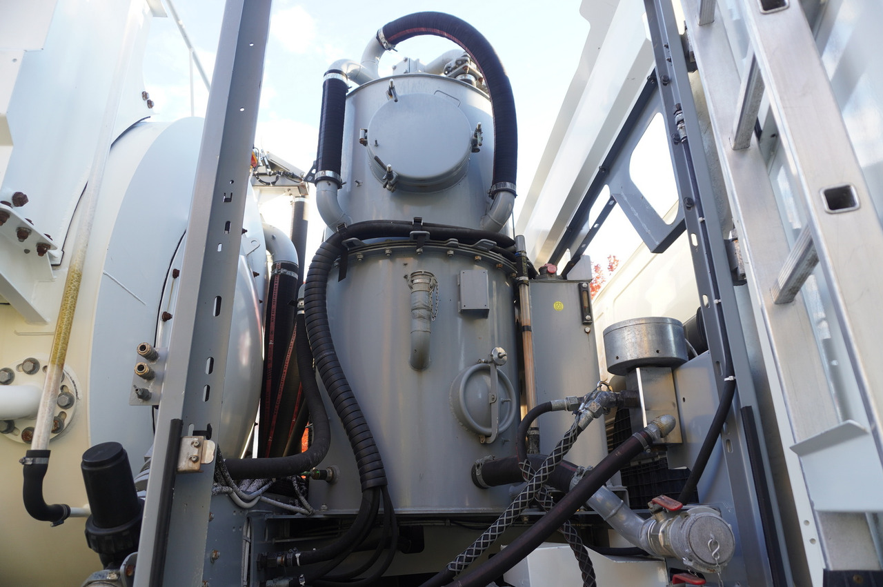 Vacuum truck MAN TGM 26.340 E6 / RIVARD sewage cleaner 11.8 m3 / 170 tho. km / steered axle: picture 24 Vacuum truck MAN TGM 26.340 E6 / RIVARD sewage cleaner 11.8 m3 / 170 tho. km / steered axle: picture 24