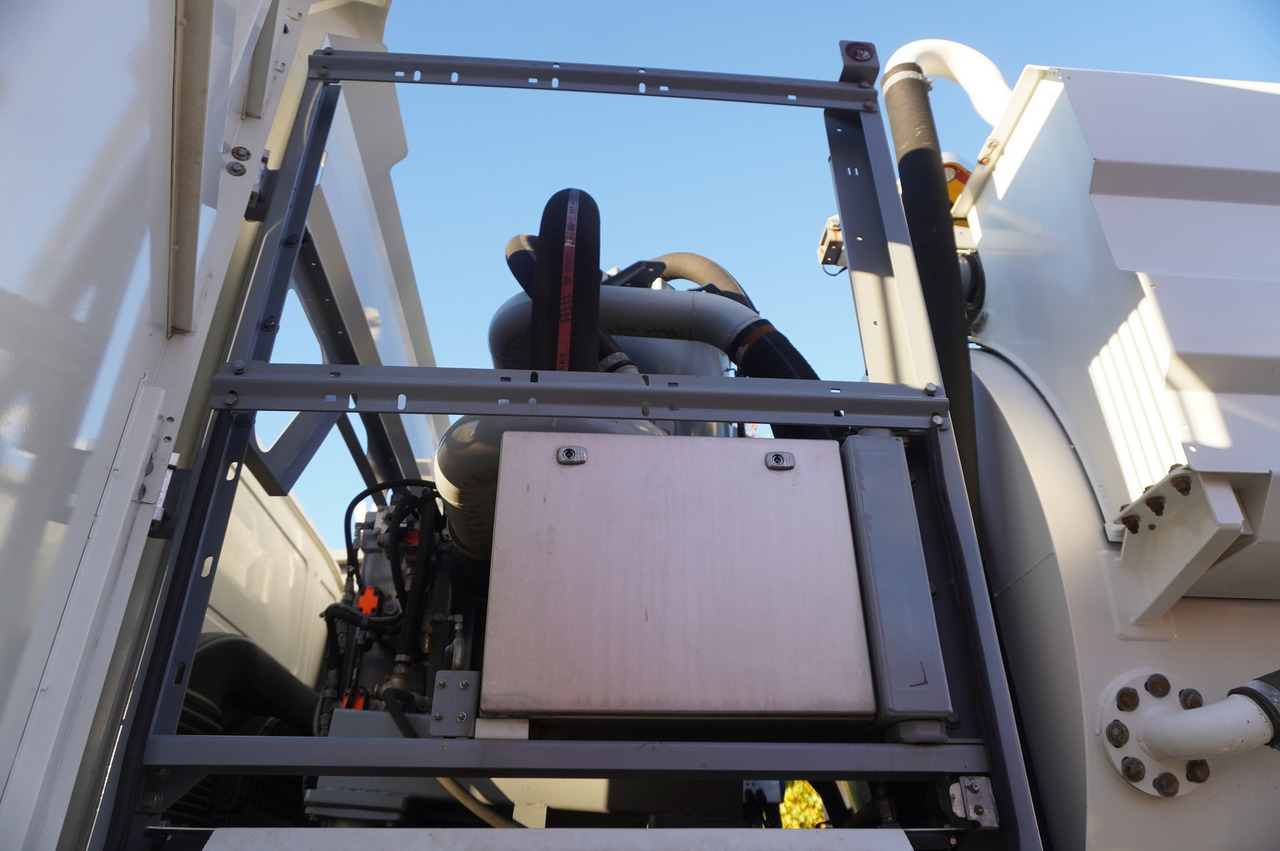 Vacuum truck MAN TGM 26.340 E6 / RIVARD sewage cleaner 11.8 m3 / 170 tho. km / steered axle: picture 27 Vacuum truck MAN TGM 26.340 E6 / RIVARD sewage cleaner 11.8 m3 / 170 tho. km / steered axle: picture 27