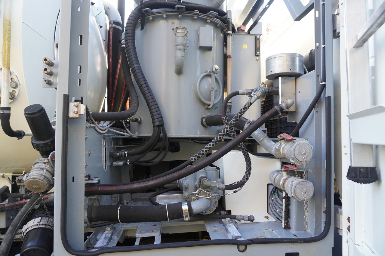 Vacuum truck MAN TGM 26.340 E6 / RIVARD sewage cleaner 11.8 m3 / 170 tho. km / steered axle: picture 23 Vacuum truck MAN TGM 26.340 E6 / RIVARD sewage cleaner 11.8 m3 / 170 tho. km / steered axle: picture 23