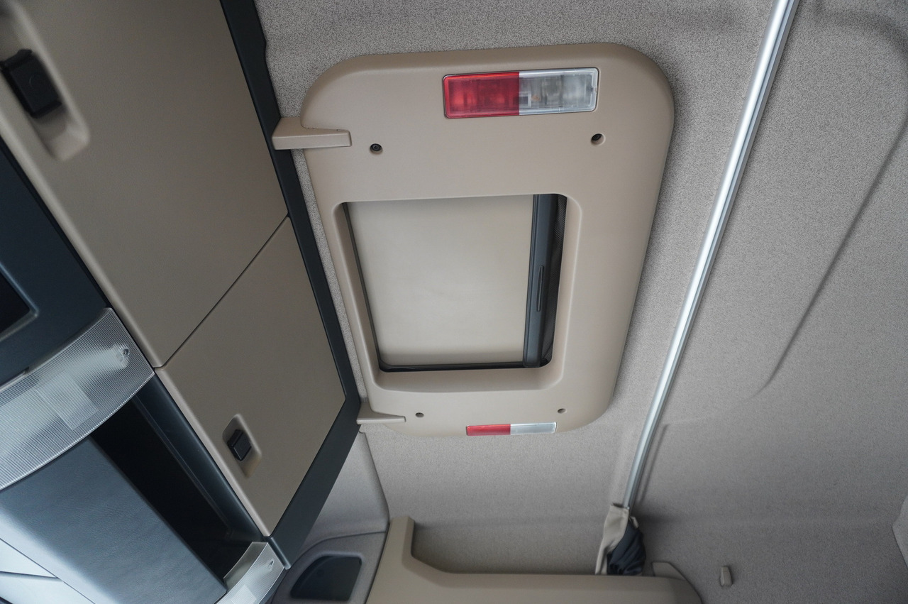 Cab chassis truck MAN TGS 35.420 8×2 / Chassis 6.4 m / 3 steered axles: picture 10