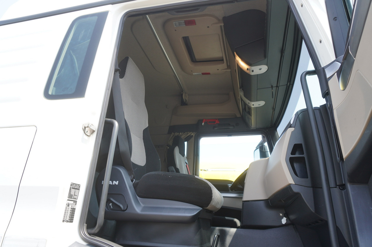 Cab chassis truck MAN TGS 35.420 8×2 / Chassis 6.4 m / 3 steered axles: picture 16