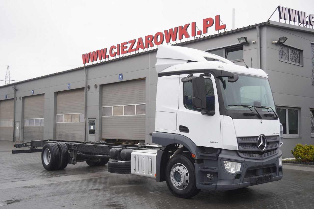 MERCEDES-BENZ Actros 1824 / 9.1 m chassis / sleeping cabin - Cab chassis truck: picture 1 MERCEDES-BENZ Actros 1824 / 9.1 m chassis / sleeping cabin - Cab chassis truck: picture 1