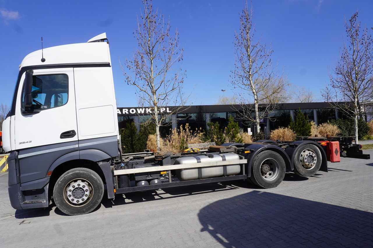 MERCEDES-BENZ Actros 2543 / BDF / Retarder / sleeping cabin - Container transporter/ Swap body truck: picture 3 MERCEDES-BENZ Actros 2543 / BDF / Retarder / sleeping cabin - Container transporter/ Swap body truck: picture 3