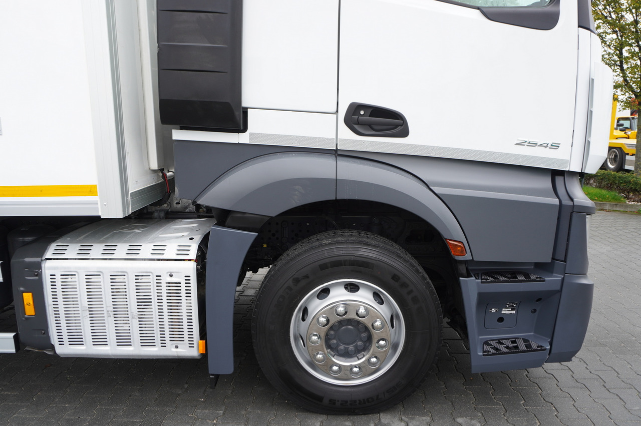 Refrigerator truck MERCEDES-BENZ Actros 2545 MP5 / Lecapitaine 18 EPAL refrigerator / Bitemperature / Carrier Supra 850 MT / ADR AT: picture 15 Refrigerator truck MERCEDES-BENZ Actros 2545 MP5 / Lecapitaine 18 EPAL refrigerator / Bitemperature / Carrier Supra 850 MT / ADR AT: picture 15