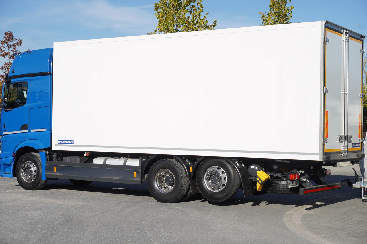 MERCEDES-BENZ Actros 2548 E6 / GIGA / Cab Lounge chair / Lamberet Refrigerator / Carrier Supra 950 - Refrigerator truck: picture 4 MERCEDES-BENZ Actros 2548 E6 / GIGA / Cab Lounge chair / Lamberet Refrigerator / Carrier Supra 950 - Refrigerator truck: picture 4