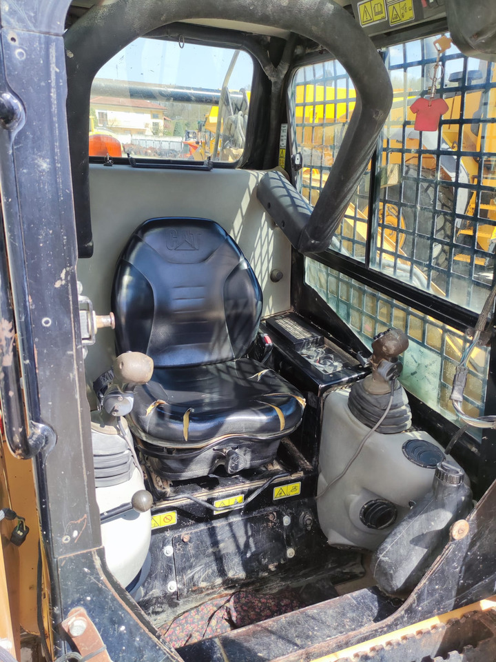 CATERPILLAR 257B2 - Compact track loader: picture 5 CATERPILLAR 257B2 - Compact track loader: picture 5