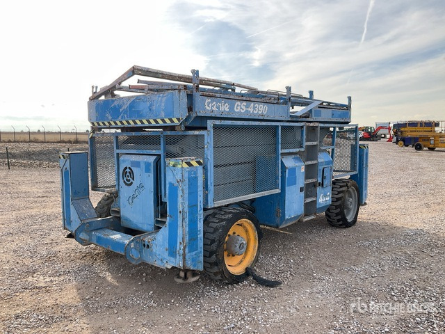 2001 Genie GS4390RT 4x4 Diesel Scissor Lift - Scissor lift: picture 3 2001 Genie GS4390RT 4x4 Diesel Scissor Lift - Scissor lift: picture 3