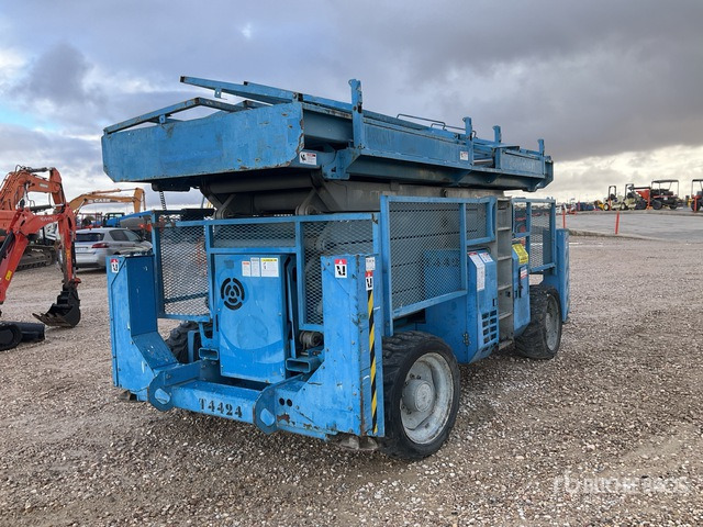 2006 Genie GS5390RT 4x4 Diesel Scissor Lift - Scissor lift: picture 3 2006 Genie GS5390RT 4x4 Diesel Scissor Lift - Scissor lift: picture 3