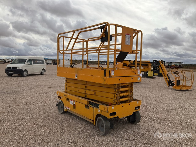 2006 Haulotte Compact12 Electric Scissor Lift - Scissor lift: picture 2 2006 Haulotte Compact12 Electric Scissor Lift - Scissor lift: picture 2