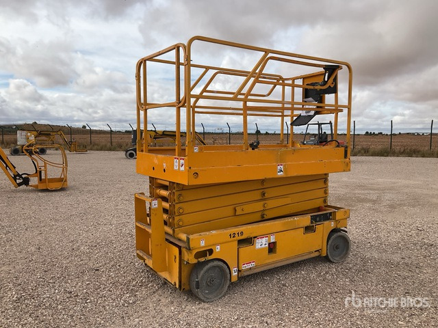 2006 Haulotte Compact12 Electric Scissor Lift - Scissor lift: picture 1 2006 Haulotte Compact12 Electric Scissor Lift - Scissor lift: picture 1