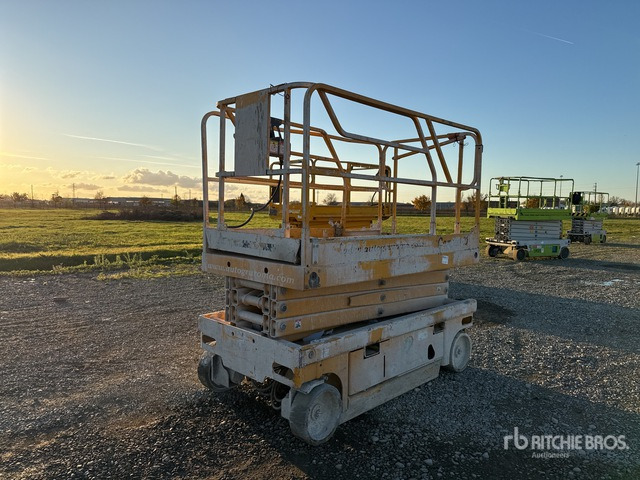 2006 Haulotte Compact 10 Electric (Inoperable) Scissor Lift - Scissor lift: picture 3 2006 Haulotte Compact 10 Electric (Inoperable) Scissor Lift - Scissor lift: picture 3