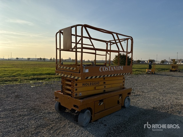 2006 Haulotte Compact12 Electric (Inoperable) Scissor Lift - Scissor lift: picture 3 2006 Haulotte Compact12 Electric (Inoperable) Scissor Lift - Scissor lift: picture 3