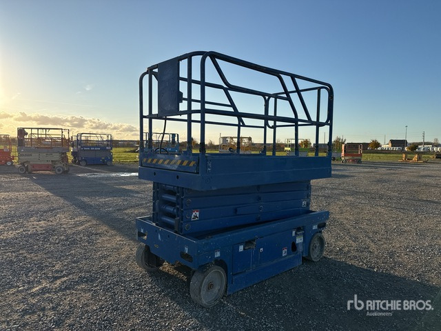 2007 Haulotte Compact12 Electric Scissor Lift - Scissor lift: picture 2 2007 Haulotte Compact12 Electric Scissor Lift - Scissor lift: picture 2