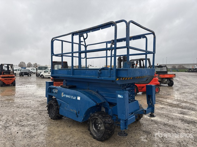 2010 Haulotte Compact12DX Diesel (Inoperable) Scissor Lift - Scissor lift: picture 2 2010 Haulotte Compact12DX Diesel (Inoperable) Scissor Lift - Scissor lift: picture 2