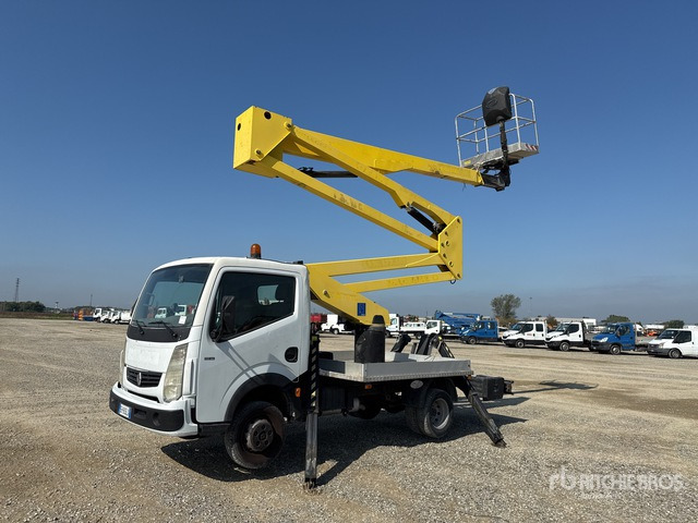 2011 Renault Maxity 110Dxi 2011 Socage DA320 20 m on Bucket Truck - Truck mounted aerial platform: picture 1 2011 Renault Maxity 110Dxi 2011 Socage DA320 20 m on Bucket Truck - Truck mounted aerial platform: picture 1