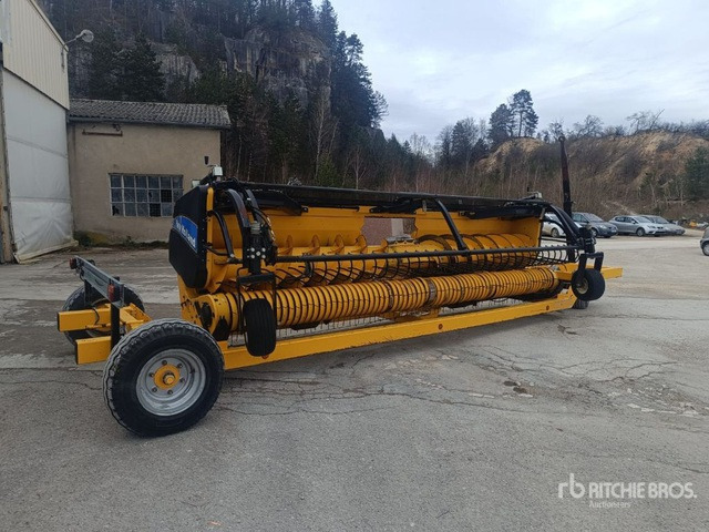 2010 New Holland Pick Up Ensileuse 5M20 Forage Harvester Pickup Header - Flail mower/ Mulcher: picture 1 2010 New Holland Pick Up Ensileuse 5M20 Forage Harvester Pickup Header - Flail mower/ Mulcher: picture 1