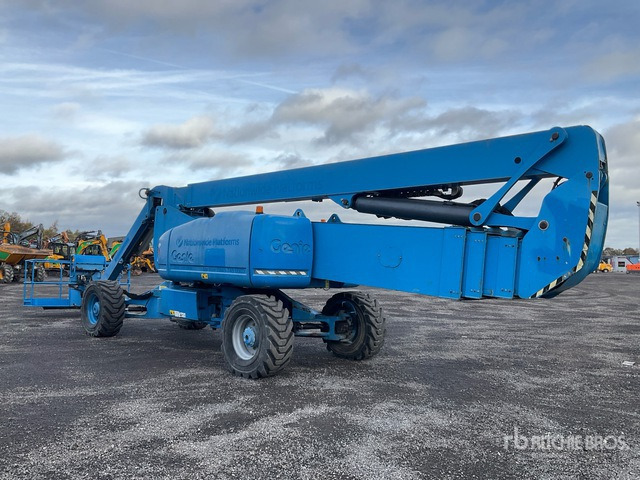 2010 Genie Z135/70 4WD Diesel Articulating Boom Lift - Articulated boom: picture 4 2010 Genie Z135/70 4WD Diesel Articulating Boom Lift - Articulated boom: picture 4
