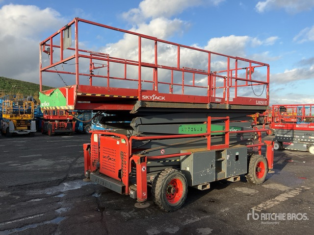 2017 Skyjack SJ9250 4x4 Diesel Scissor Lift - Scissor lift: picture 2 2017 Skyjack SJ9250 4x4 Diesel Scissor Lift - Scissor lift: picture 2