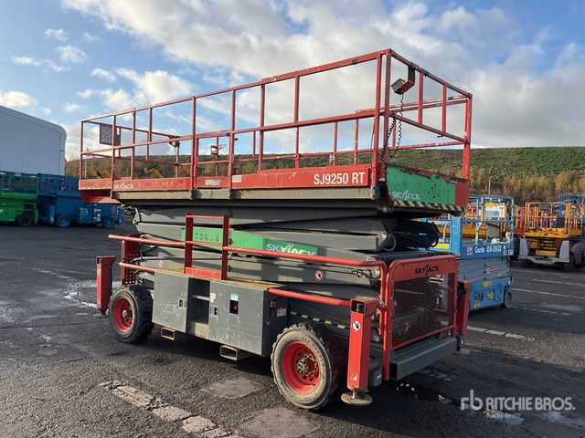 2017 Skyjack SJ9250 4x4 Diesel Scissor Lift - Scissor lift: picture 3 2017 Skyjack SJ9250 4x4 Diesel Scissor Lift - Scissor lift: picture 3