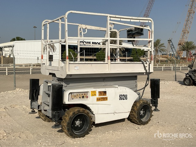2004 Haulotte Compact 12DX 4x4 Diesel Scissor Lift - Scissor lift: picture 2 2004 Haulotte Compact 12DX 4x4 Diesel Scissor Lift - Scissor lift: picture 2