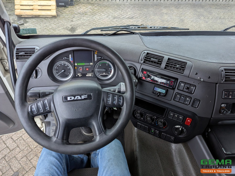 Interior photo 2: Box truck DAF CF 370 FA 4x2 Spacecab Euro6 - GeslotenBak 8.2M + Laadklep 2000kg - HardHouten vloer - 10/2025APK