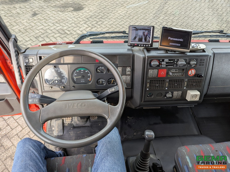Interior photo 1: Horse truck Iveco Tector ML120E24D 4x2 Euro3 DubbelCabine - Paardenwagen 3-Paards - Kleedruimte - Hydraulische klep- TOP!