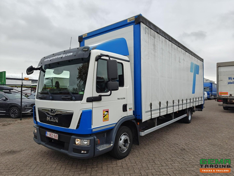 MAN TGL 12.250 4x2 Dagcab Euro6 - 12T - Schuifzeilenbak 7.7m + Laadklep 1500kg - 3 Zitplaatsen - 125.000km! - Curtainsider truck: picture 1 MAN TGL 12.250 4x2 Dagcab Euro6 - 12T - Schuifzeilenbak 7.7m + Laadklep 1500kg - 3 Zitplaatsen - 125.000km! - Curtainsider truck: picture 1