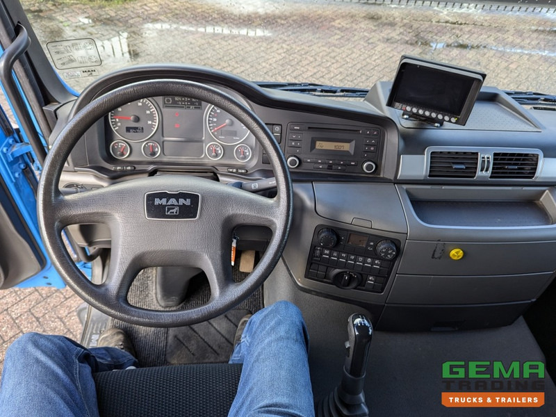 Interior photo 3: Autotransporter truck MAN TGS 26.360 6X4H-2 BL HydroDrive - Oprijwagen - Hydr. Ramp 4.2M - NewLike 24.000KM!  (V801)