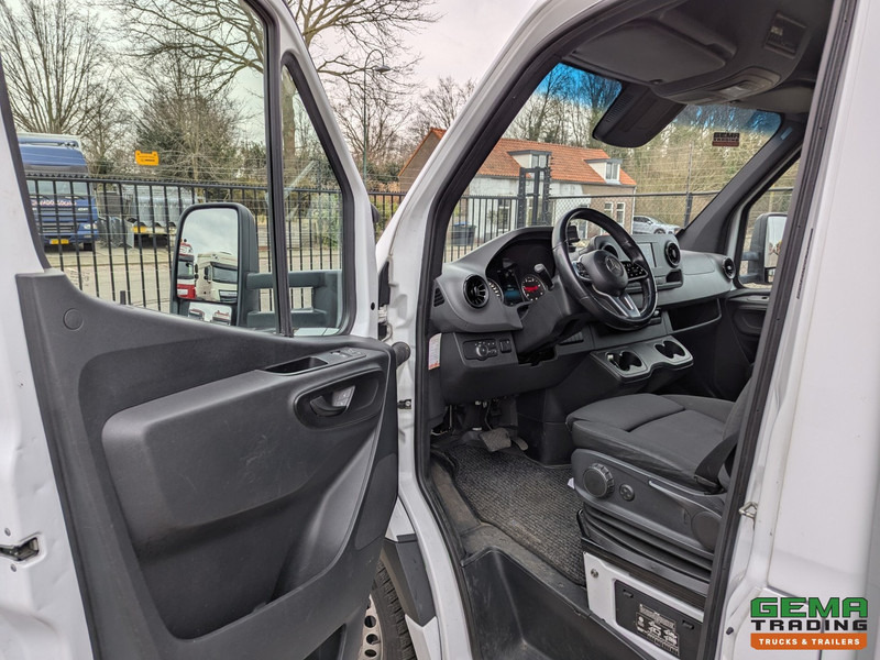 Interior photo 1: Box van Mercedes-Benz Sprinter  517 CDI 4x2 Euro6D - Gesloten Bak 4.2M + Laadklep 1000KG - Automaat - 10/2025APK
