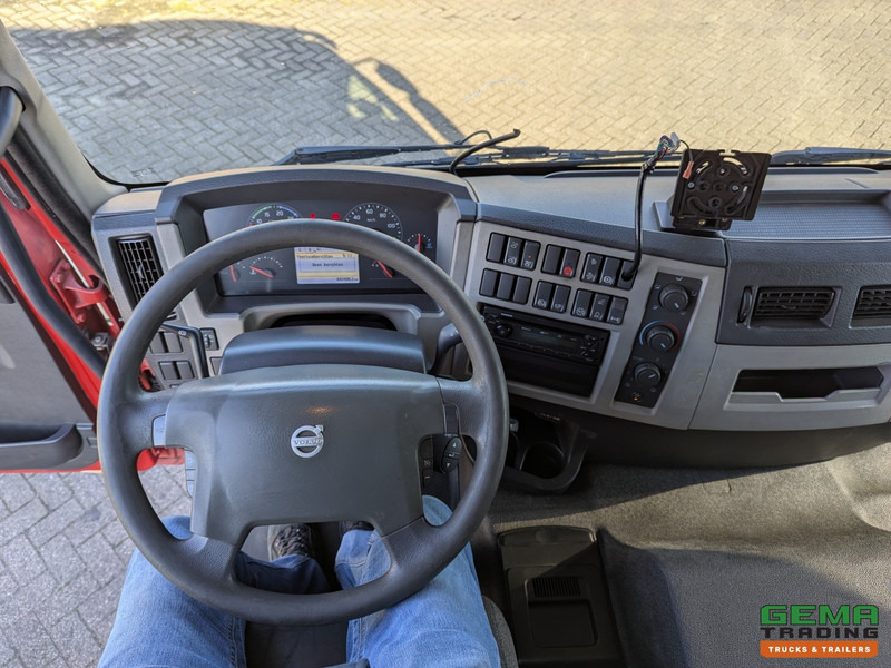 Interior photo 1: Curtainsider truck Volvo FE 280 6x2 Slaapcab Euro6 - BDF / SchuifzeilenBak 7.5M + Laadklep 1500KG - Rongpotten/Rongen