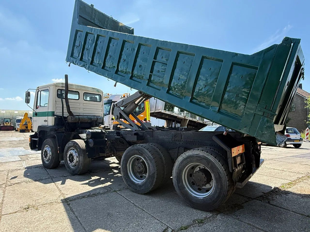 MAN 35.372 8X4 Tipper Spring/Spring ZF Manual Gear E - Tipper: picture 3 MAN 35.372 8X4 Tipper Spring/Spring ZF Manual Gear E - Tipper: picture 3