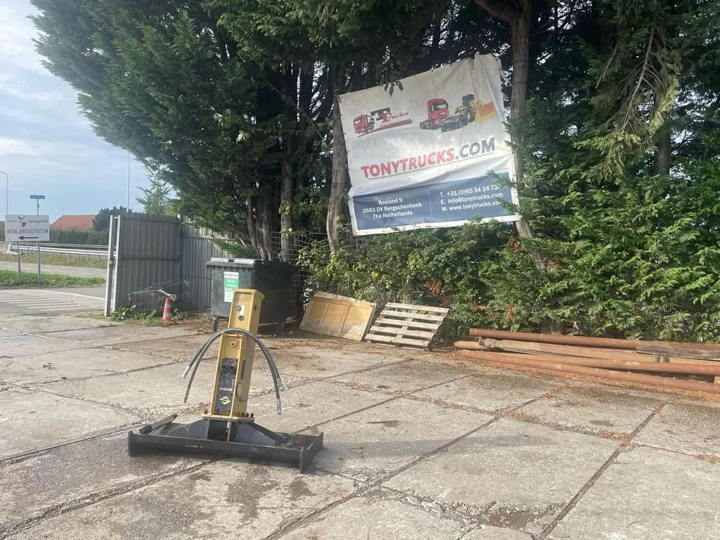 Soosan SB30 Hydraulic Breaker Skid steer Soosan SB30 Hydraulic Breaker Skid steer - Hydraulic hammer for Construction machinery: picture 2 Soosan SB30 Hydraulic Breaker Skid steer Soosan SB30 Hydraulic Breaker Skid steer - Hydraulic hammer for Construction machinery: picture 2