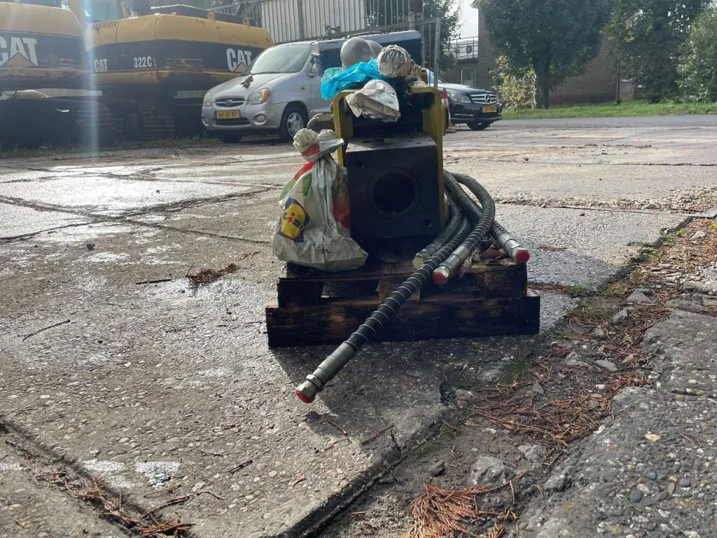 Soosan SB43 Hydraulic Breaker Soosan SB43 Hydraulic Breaker - Hydraulic hammer for Construction machinery: picture 4 Soosan SB43 Hydraulic Breaker Soosan SB43 Hydraulic Breaker - Hydraulic hammer for Construction machinery: picture 4