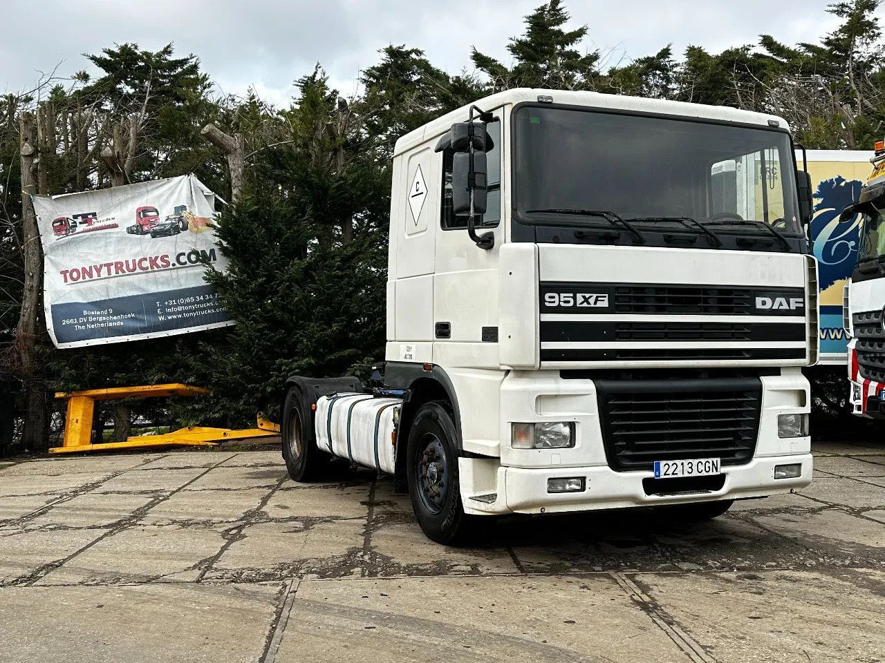 DAF XF 95.380 4X2 Tractor-unit Spring/Air ZF Manual DAF XF 95.380 4X2 Tractor-unit Spring/Air ZF Manual - Tractor unit: picture 1 DAF XF 95.380 4X2 Tractor-unit Spring/Air ZF Manual DAF XF 95.380 4X2 Tractor-unit Spring/Air ZF Manual - Tractor unit: picture 1