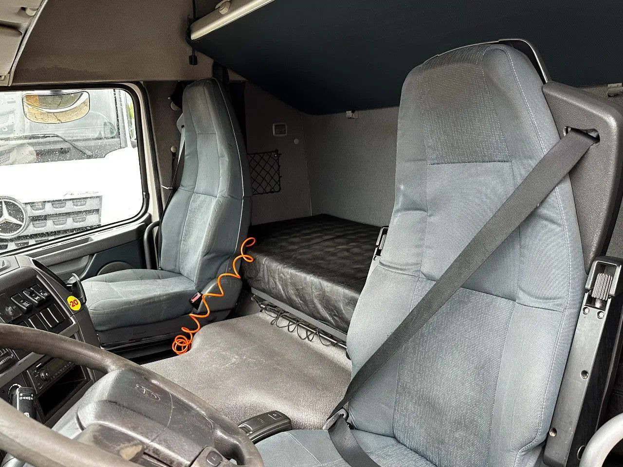 Box truck Volvo FM 330 4X2 BOX Spring/Air EURO5 Double Airco Ret: picture 9