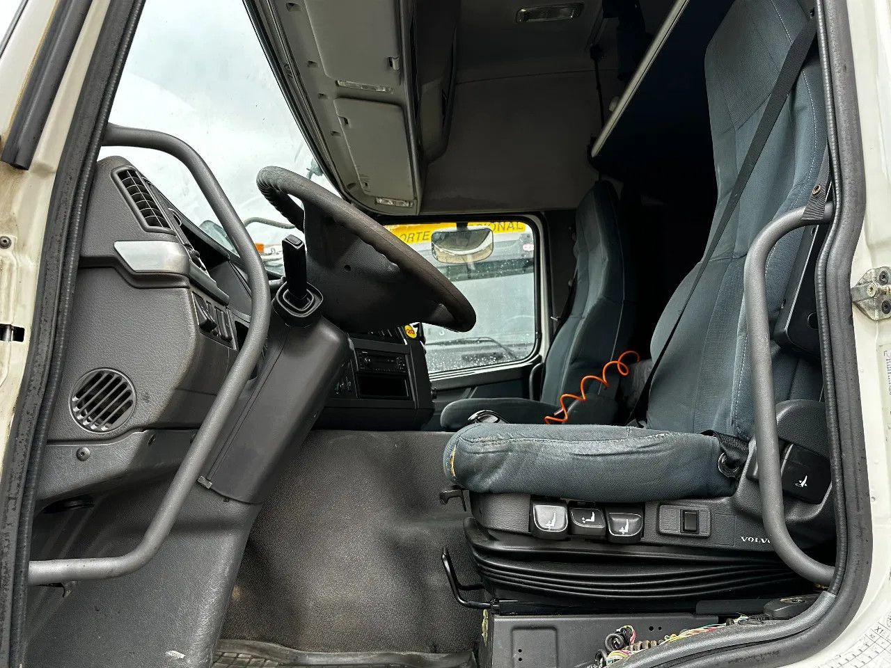Box truck Volvo FM 330 4X2 BOX Spring/Air EURO5 Double Airco Ret: picture 8
