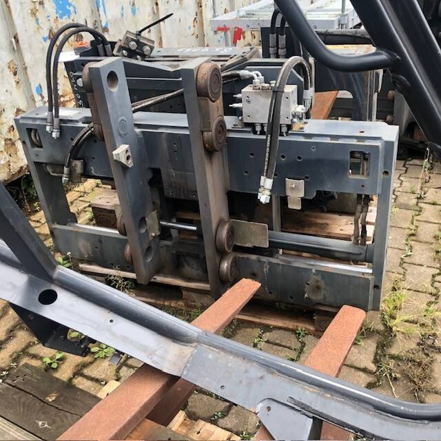 Integrated fork positioner shaft guid with side shift - Attachment: picture 2 Integrated fork positioner shaft guid with side shift - Attachment: picture 2
