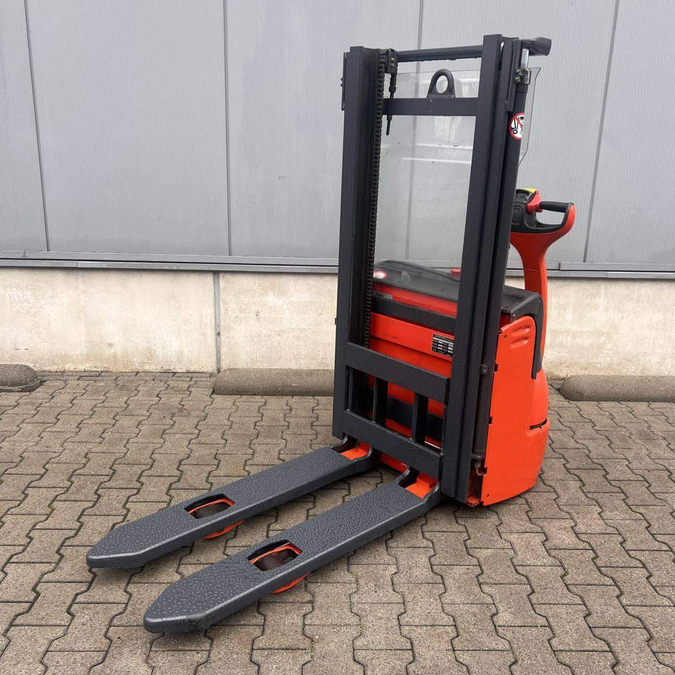 Linde L12 (379) - Stacker: picture 2 Linde L12 (379) - Stacker: picture 2